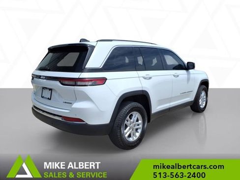 Used 2023 Jeep Grand Cherokee Laredo AWD/4WD image 7