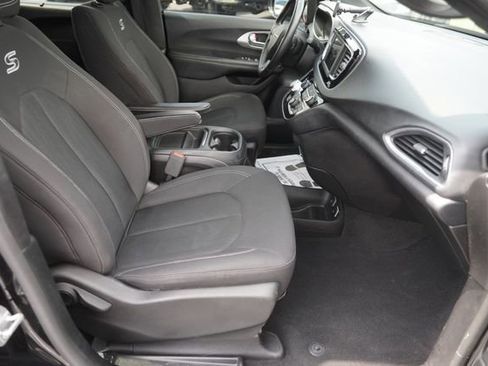 Used 2019 Chrysler Pacifica Touring Plus w/ S Appearance Package FWD image 20