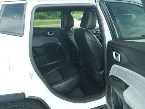 Used 2025 Jeep Compass Latitude AWD/4WD image 22