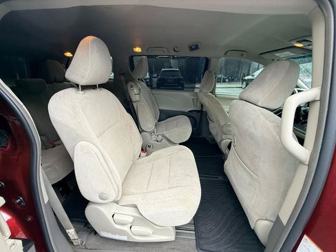 Used 2017 Toyota Sienna LE w/ Protection Package FWD image 16