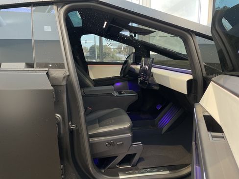 Used 2024 Tesla Cybertruck AWD Crew Cab image 38