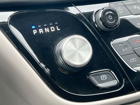 Used 2023 Chrysler Pacifica Touring-L image 32