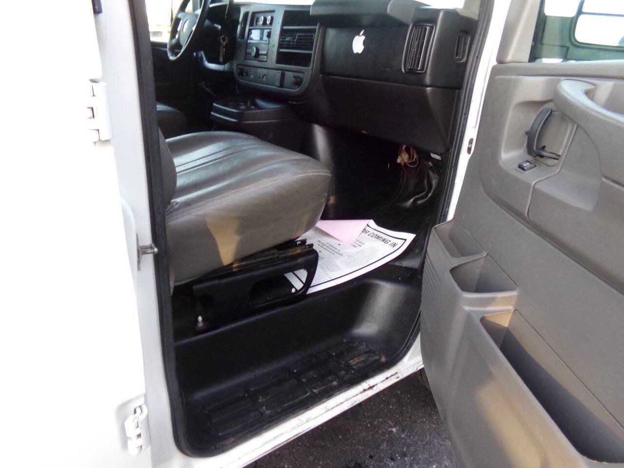 Used 2015 Chevrolet Express 2500 RWD image 9