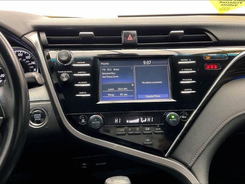 Used 2018 Toyota Camry XLE image 5