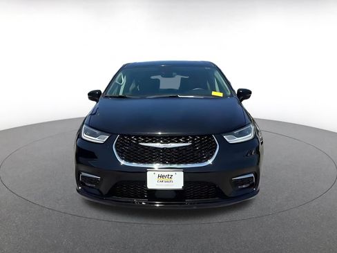 Used 2024 Chrysler Pacifica Touring-L FWD image 4