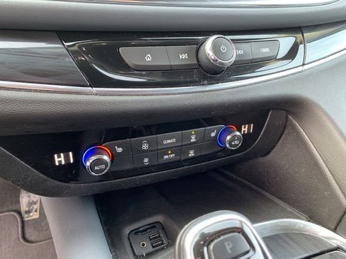 Used 2020 Buick Enclave Essence image 22