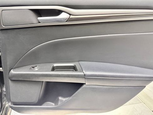 Used 2017 Ford Fusion SE image 16