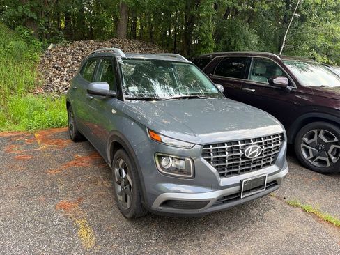 Certified 2025 Hyundai Venue SEL FWD image 5