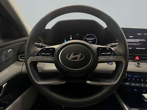 Used 2025 Hyundai Elantra Limited FWD image 17