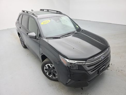 Used 2025 Subaru Forester Premium AWD/4WD image 2