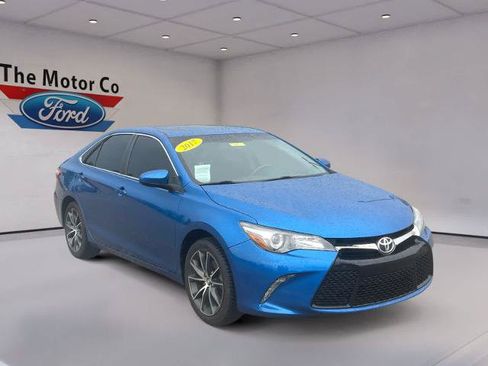 Used 2017 Toyota Camry XSE w/ Moonroof Package FWD image 3
