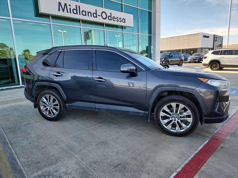 Used 2019 Toyota RAV4 Limited image 8