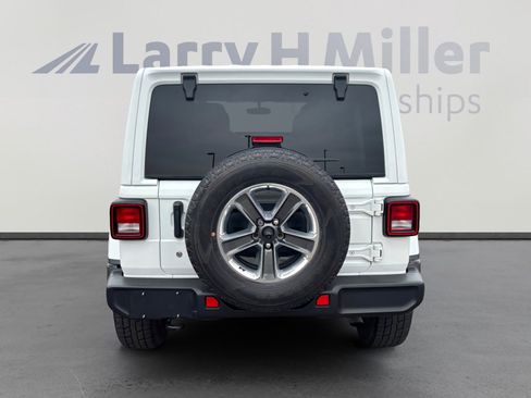 Used 2018 Jeep Wrangler Unlimited Sahara image 4