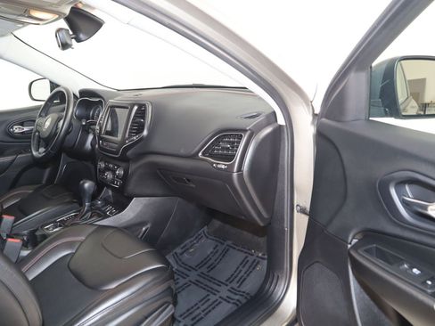 Used 2020 Jeep Cherokee Trailhawk w/ Cold Weather Group AWD/4WD image 40