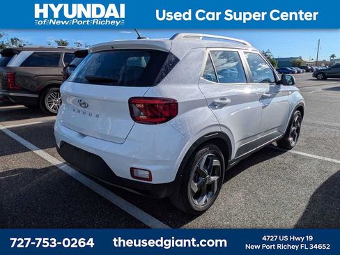 Used 2023 Hyundai Venue SEL FWD image 2