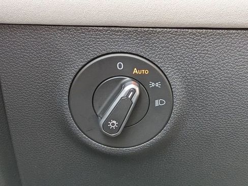 New 2026 Volkswagen Taos SE image 18