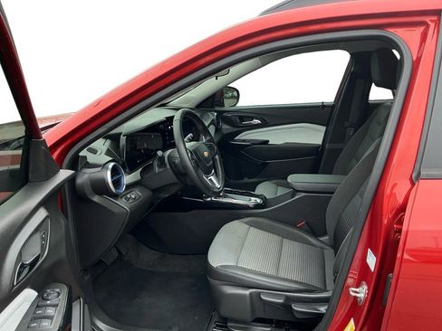 Used 2024 Chevrolet Trax LT w/ LT Convenience Package image 14