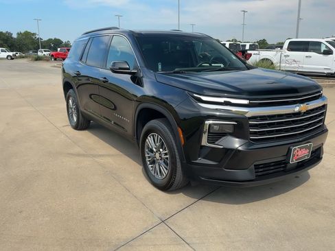 Used 2025 Chevrolet Traverse LT image 3