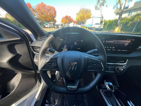 Used 2025 Buick Envista Sport Touring image 32