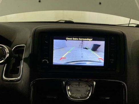Used 2014 Chrysler Town & Country Touring w/ Driver Convenience Group image 42