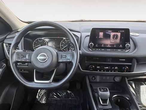 Used 2024 Nissan Rogue SV image 2