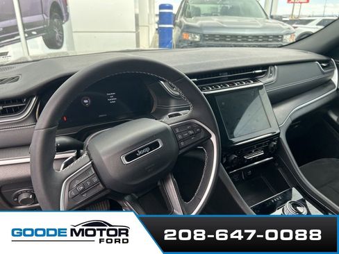 Used 2023 Jeep Grand Cherokee Altitude AWD/4WD image 6