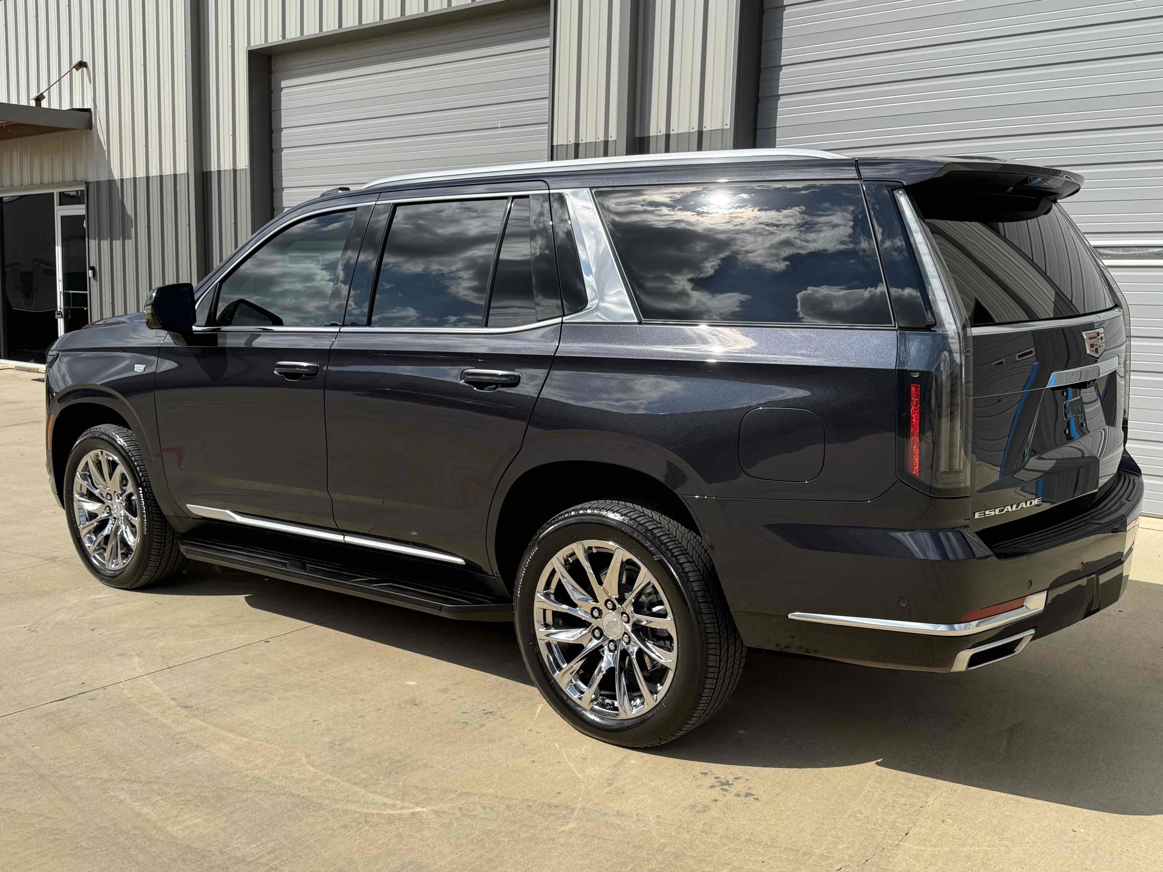 Used 2025 Cadillac Escalade Premium Luxury AWD/4WD image 11