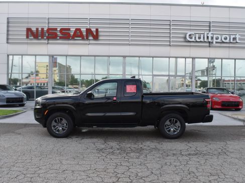 Used 2025 Nissan Frontier SV RWD image 3
