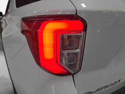 Used 2023 Ford Explorer Platinum w/ Technology Package AWD/4WD image 32