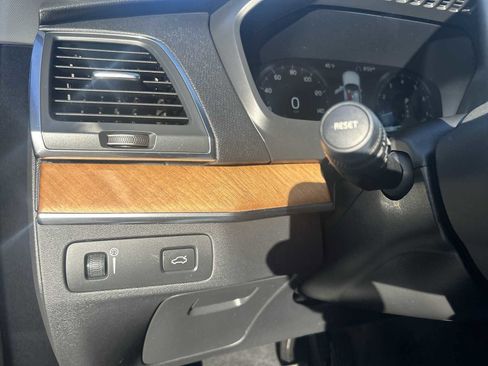 Used 2022 Volvo XC90 T6 Momentum w/ Climate Package image 18