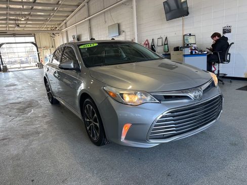 Used 2017 Toyota Avalon XLE image 2