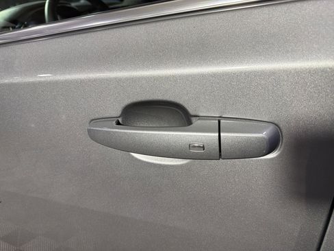 Used 2023 Chevrolet Traverse LT image 16