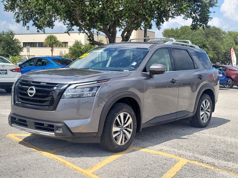 Used 2022 Nissan Pathfinder SL FWD image 2