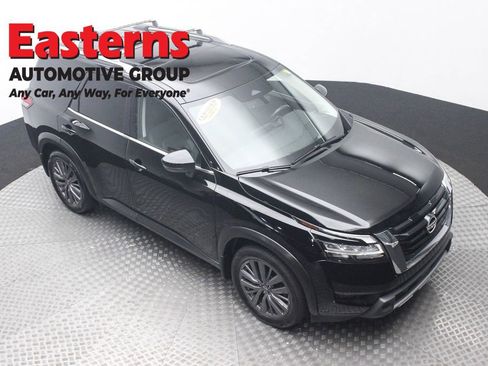 Used 2023 Nissan Pathfinder SL w/ SL Premium Package image 3