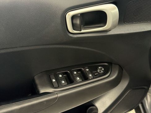 Used 2023 Hyundai Venue SEL FWD image 15