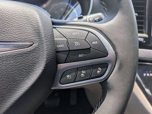Used 2023 Chrysler Pacifica Touring-L FWD image 21