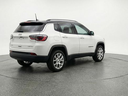 Used 2025 Jeep Compass Limited image 9