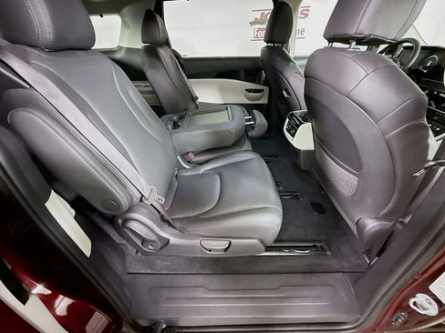 Used 2024 Kia Carnival SX Prestige image 34