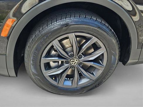 Certified 2022 Volkswagen Tiguan SE w/ Panoramic Sunroof Package FWD image 23