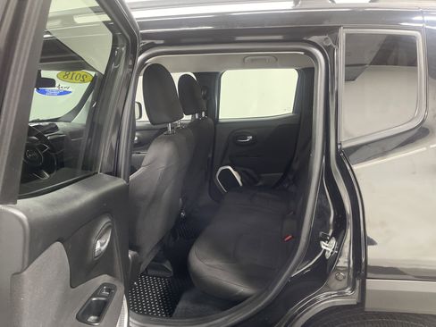 Used 2018 Jeep Renegade Latitude w/ Cold Weather Group image 17