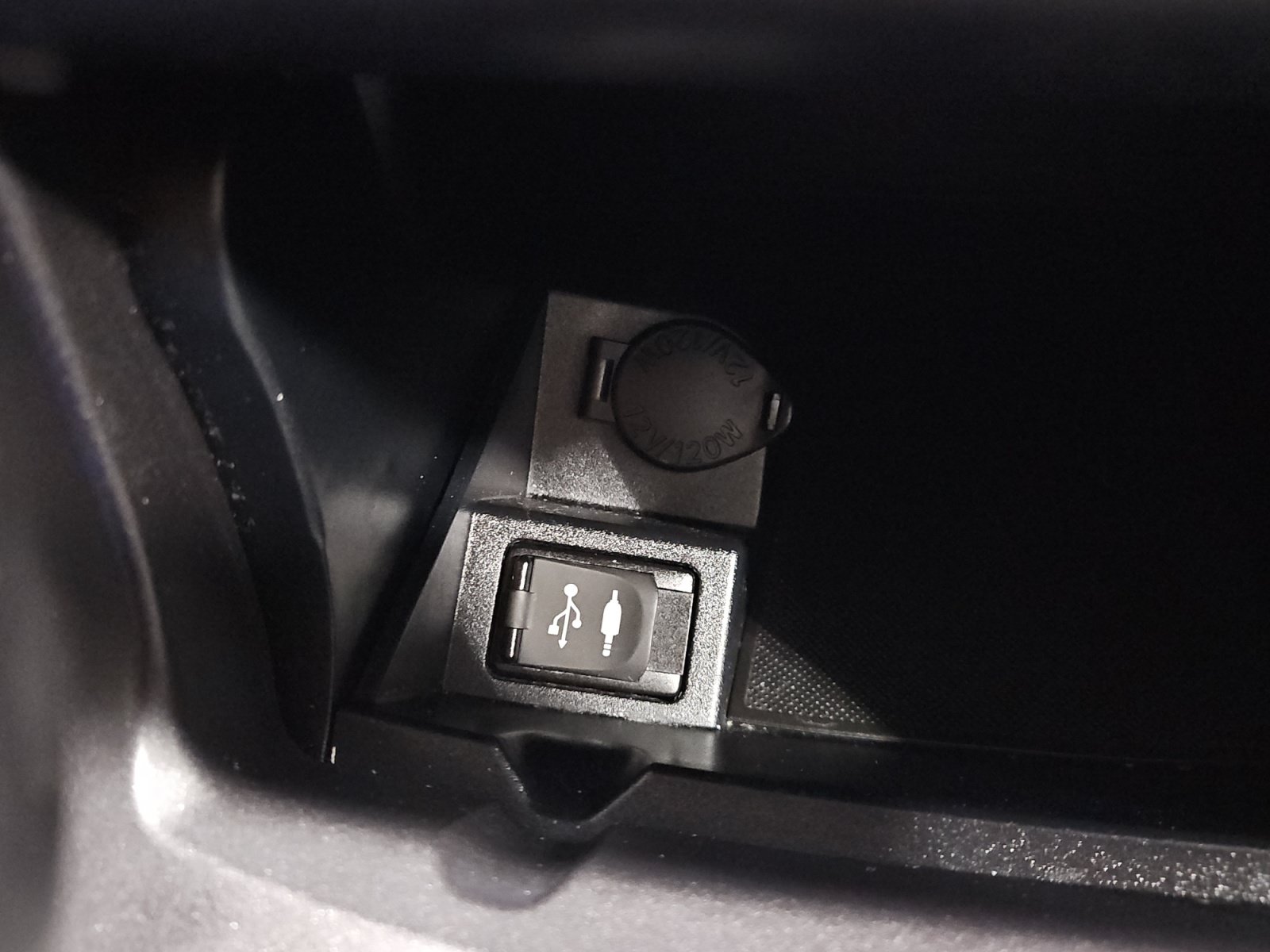 Used 2017 Toyota Camry SE w/ Moonroof Package FWD image 19