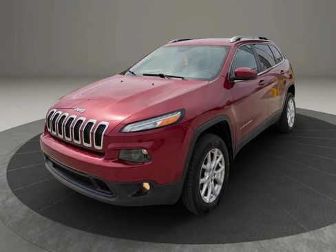 Used 2017 Jeep Cherokee Latitude w/ Cold Weather Group AWD/4WD image 3