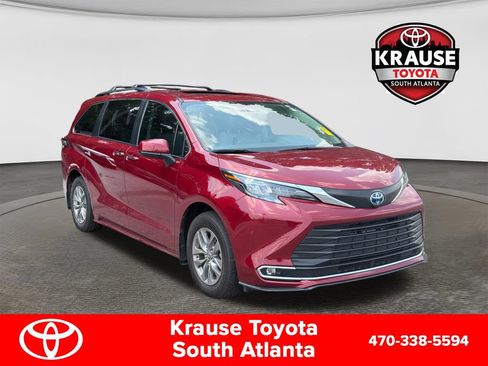 Used 2024 Toyota Sienna XLE FWD image 1