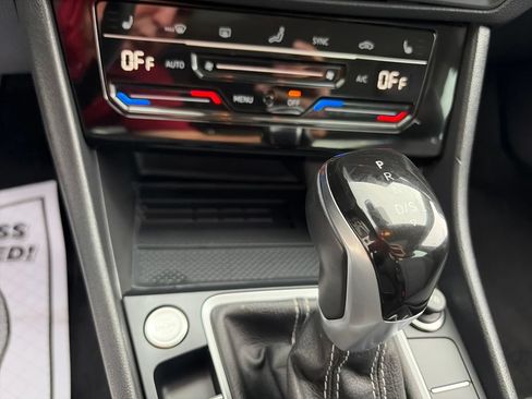 Used 2025 Volkswagen Jetta SE FWD image 22