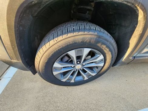 Used 2026 Chevrolet Equinox LT FWD image 9