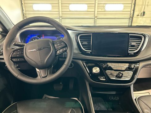 Used 2025 Chrysler Pacifica Limited FWD image 4