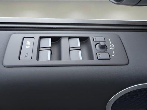 New 2025 Land Rover Discovery S image 11