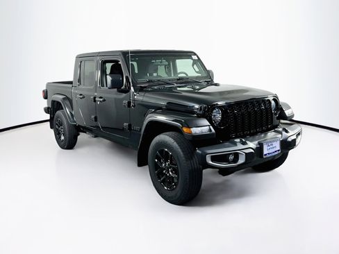 Used 2023 Jeep Gladiator Sport AWD/4WD image 3
