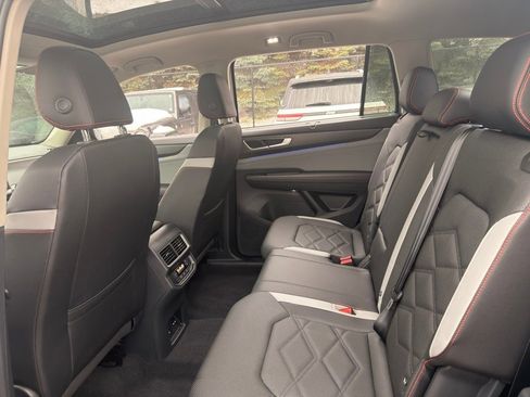 Used 2025 Volkswagen Atlas Peak Edition SE image 34