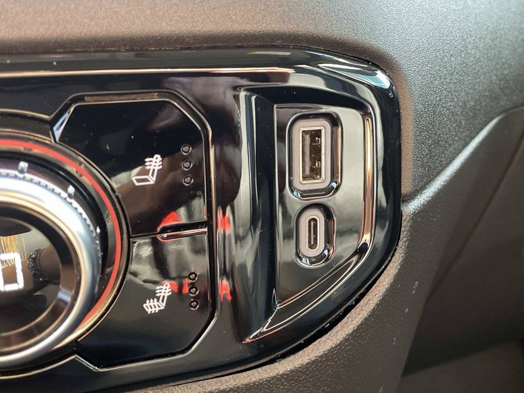 Used 2025 GMC Sierra 1500 SLT AWD/4WD image 31